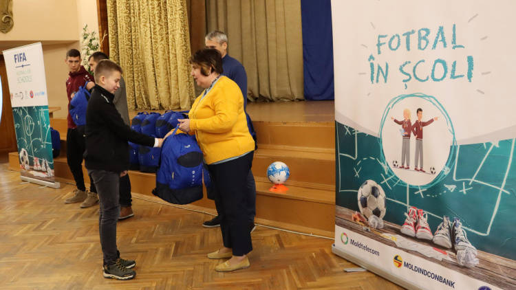 Fotbal în școli. Donațiile FMF la final de an