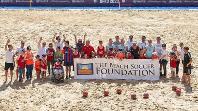 Fotbal pe plajă. Copiii din proiectul „Totul este posibil” s-au întâlnit cu jucătorii și antrenorul naționalei la Baku