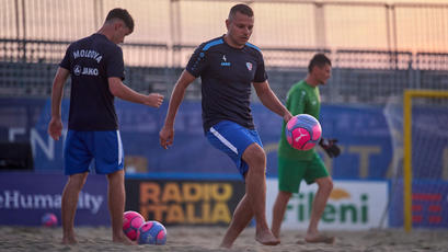 Fotbal pe plajă. Vezi imagini de la ultimul antrenament al tricolorilor înaintea meciului cu Italia
