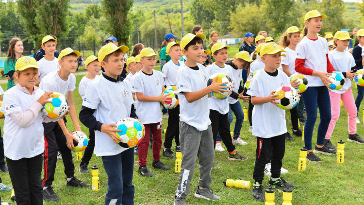 Grassroots. Proiectul OPEN FUN FOOTBALL SCHOOLS pentru 2400 de copii din țară