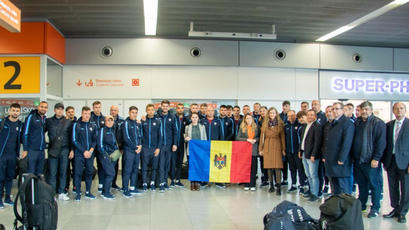 Naționala, întâlnită la aeroportul din Varșovia de ambasadorul Moldovei în Polonia