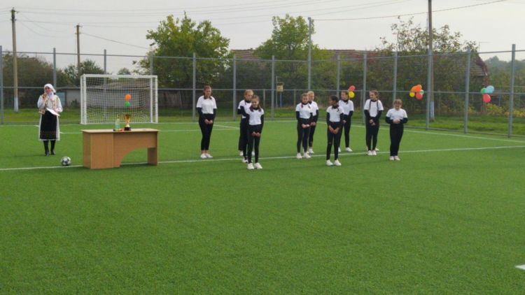 În satul Batîr a fost inaugurat un teren de mini-fotbal