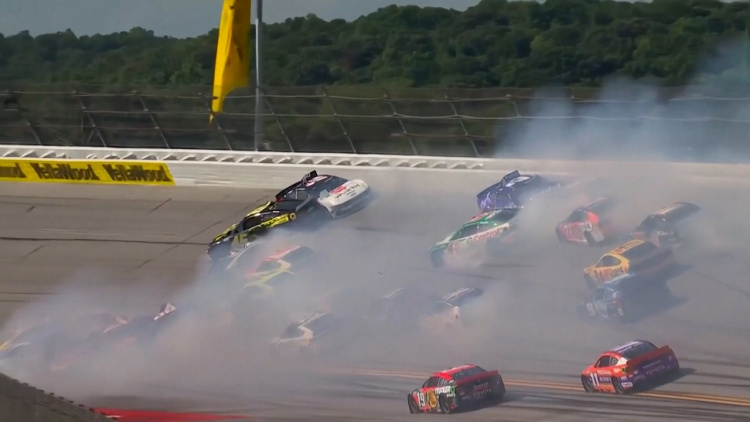 Accident uluitor în NASCAR