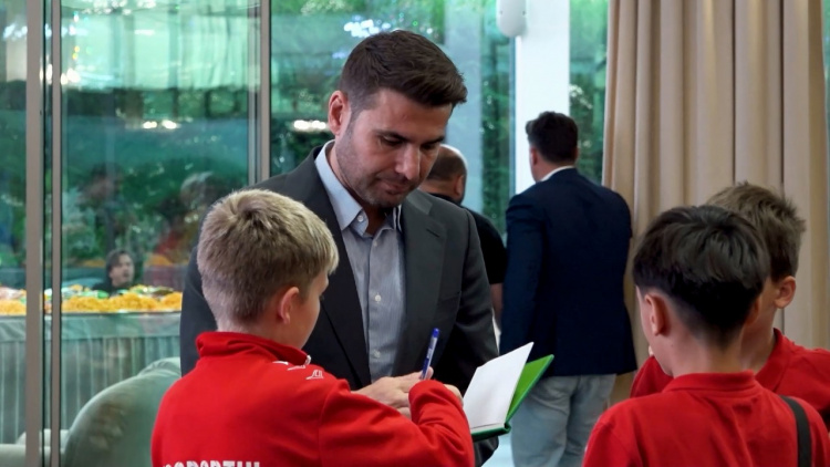 Adrian Mutu, asaltat pentru poze și autografe la Chișinău