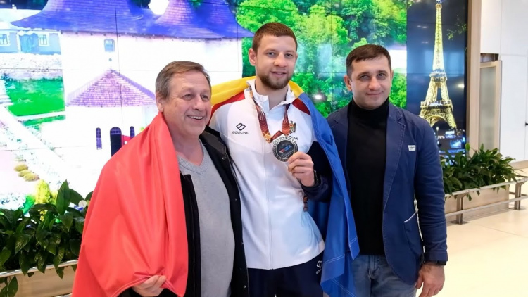 Alexandru Paraschiv, întâmpinat cu aplauze la Chișinău