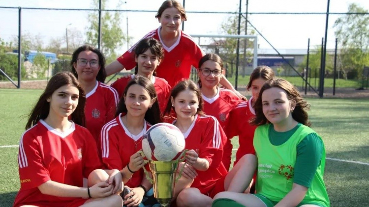 Cum a reușit o mica echipă de fotbal feminin să atragă atenția comunității și a sponsorilor