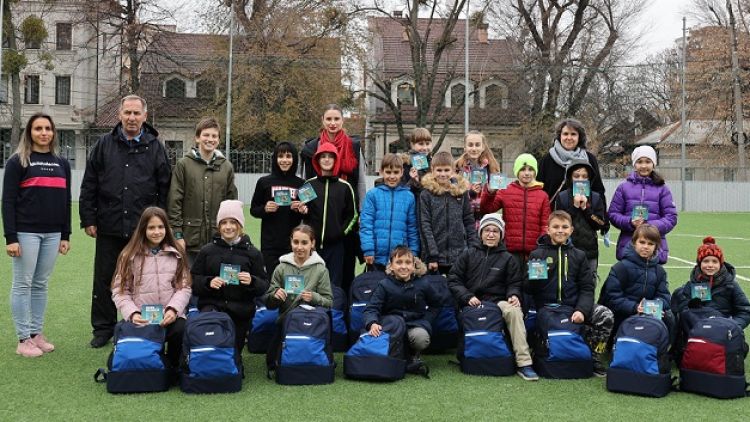 Elevii clasei de fotbal din Liceul ”Gogol” au primit echipament sportiv de la FMF