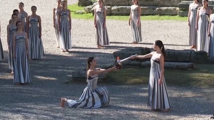 Flacăra olimpică a fost aprinsă în Grecia