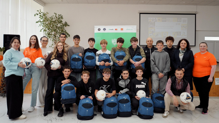 Fotbal în Școli. Elevii din Sângera, Băcioi, Cimișlia și Chișinău au primit echipament sportiv