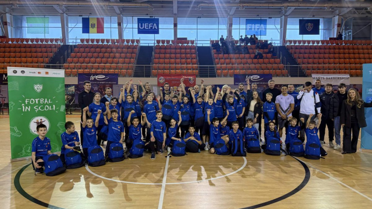 Fotbal în Școli. FMF a oferit echipament sportiv elevilor de la două licee din Chișinău