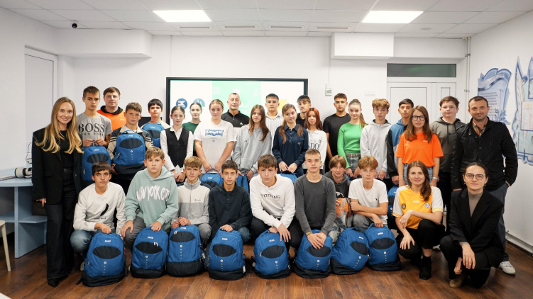 Fotbal în școli. Elevii din Ungheni au primit echipament sportiv nou