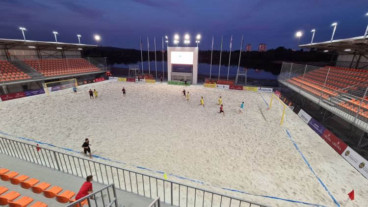 Imagini video superbe cu Arena de fotbal pe plajă - pusă la dispoziție, gratuit, pentru copii