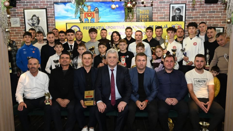 Laureații fotbalului pe plajă din Republica Moldova, premiați pentru anul 2025