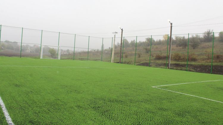 Orașul Ialoveni are un nou mini-teren de fotbal