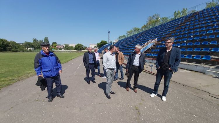Președintele FMF a vizitat stadionul și școala sportivă din Drochia. Scopul: crearea claselor specializate de fotbal  