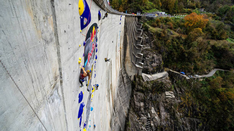 Spectacol la 220 de metri înălțime