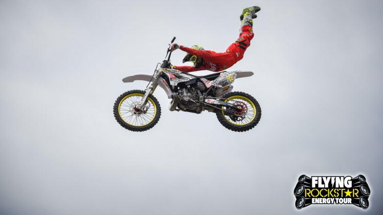 Spectacol pe motociclete zburătoare