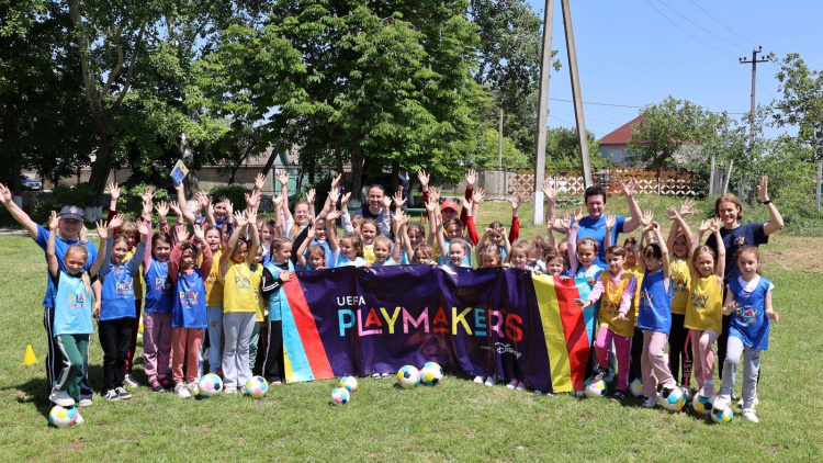 UEFA Playmakers aduce MAGIA fotbalului la Ustia