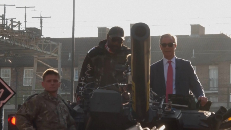 Un boxer a venit cu tancul la conferința de presă