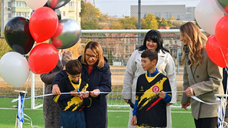 Un nou teren de fotbal, inaugurat la Chișinău