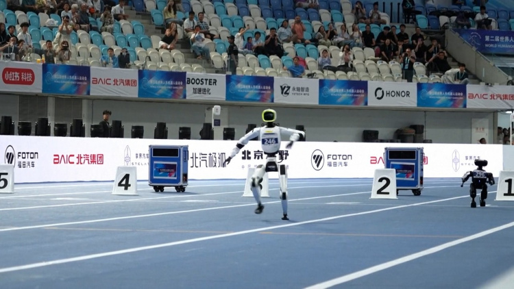 Un robot umanoid a doborât din nou recordul lui Usain Bolt