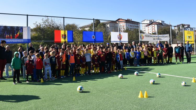 Un teren de fotbal a fost inaugurat la Ialoveni cu suportul FMF 