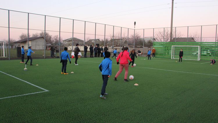 Un teren de mini-fotbal a fost inaugurat la Petrești