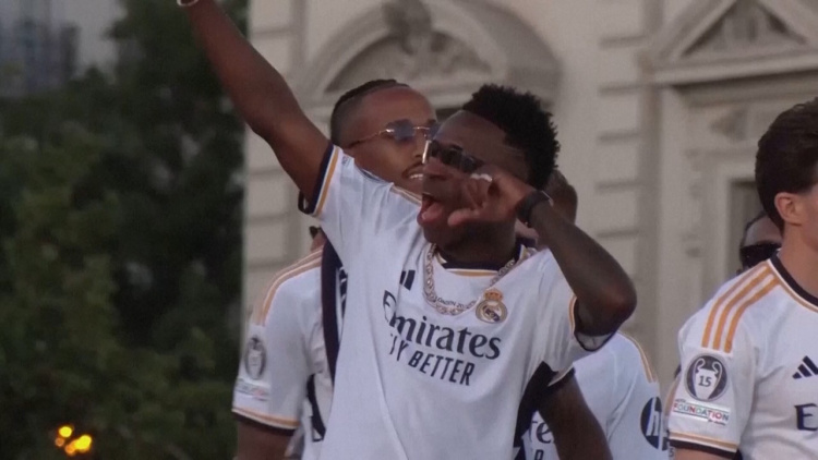 VINICIUS RĂMÂNE LA REAL MADRID